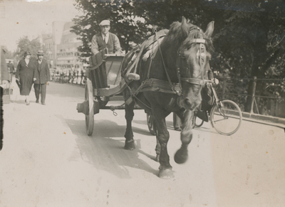 860439 Afbeelding van koetsier Willem van Leerdam uit Wijk C, op een stortwagen getrokken door een paard, op de ...